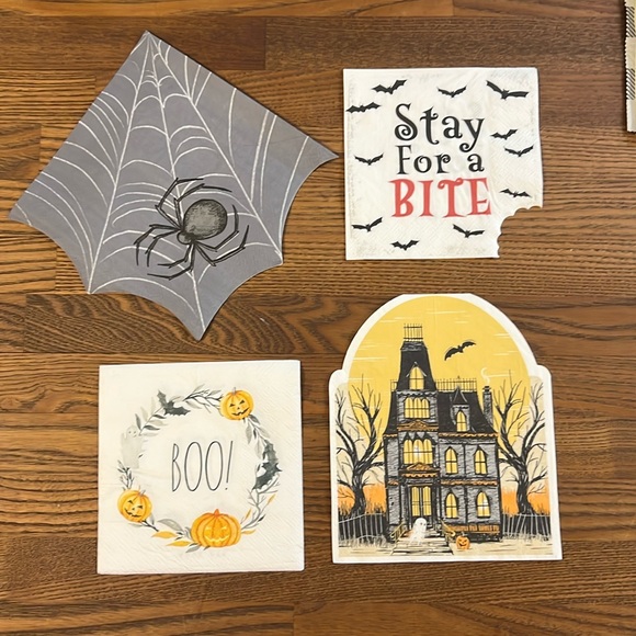 An assortment of 33 different napkins for Halloween entertaining - Picture 2 of 10